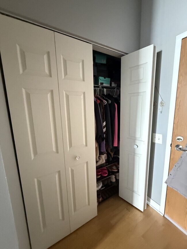 Building Photo - 320 E 21st St