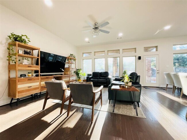 Building Photo - 2507 Elmwood Trl