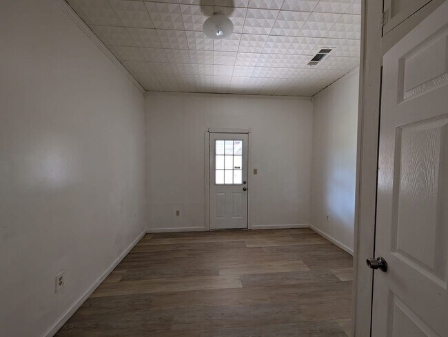 Building Photo - 510 W Bilbo Ave