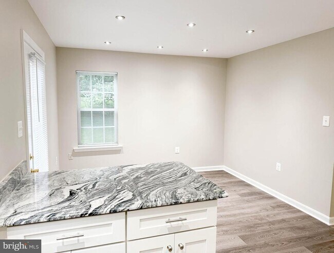Building Photo - 15301 Waters Edge Ct
