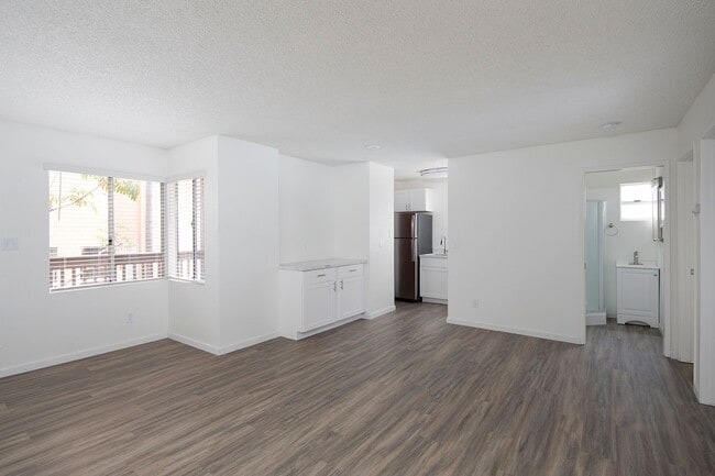 Primary Photo - Gorgeous 2BR in Hillcrest with 2 Parking S...