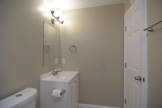 Building Photo - Remodeled 3 Bedroom 2 Bath House! South Tu...