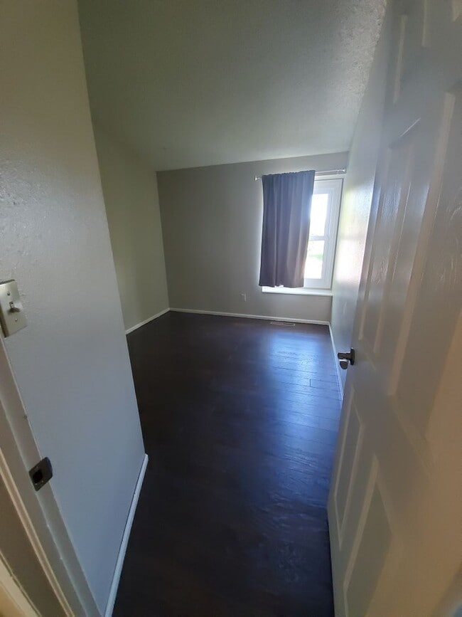 Building Photo - PET FRIENDLY, 4 BEDROOM, 2.5 BATH WITH ATT...