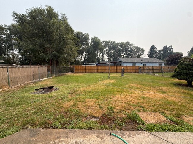 Building Photo - Freshly remodeled 3br 1ba, garage, LVP Flooring throughout.