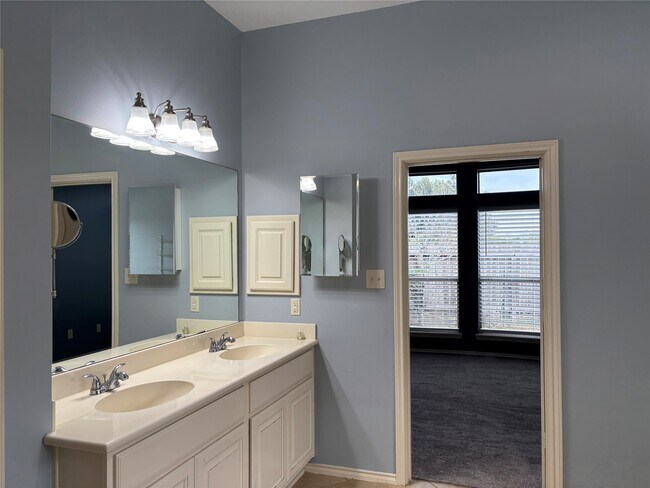Building Photo - 10902 Brighton Gardens Dr