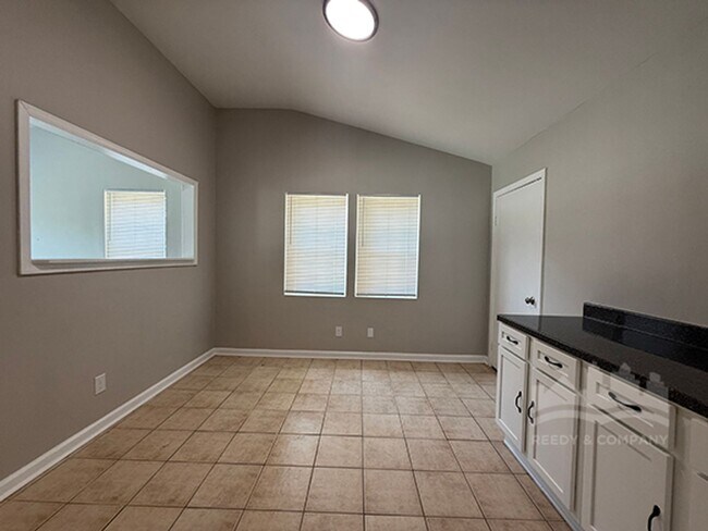 Building Photo - 2076 Willow Wood Ave