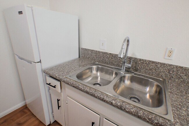 Building Photo - 2608 E Mesquite Ave