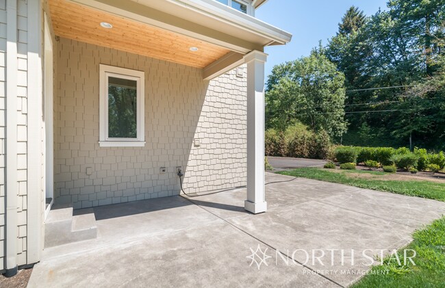 Building Photo - Executive Custom Home with River View on Acreage in West Linn
