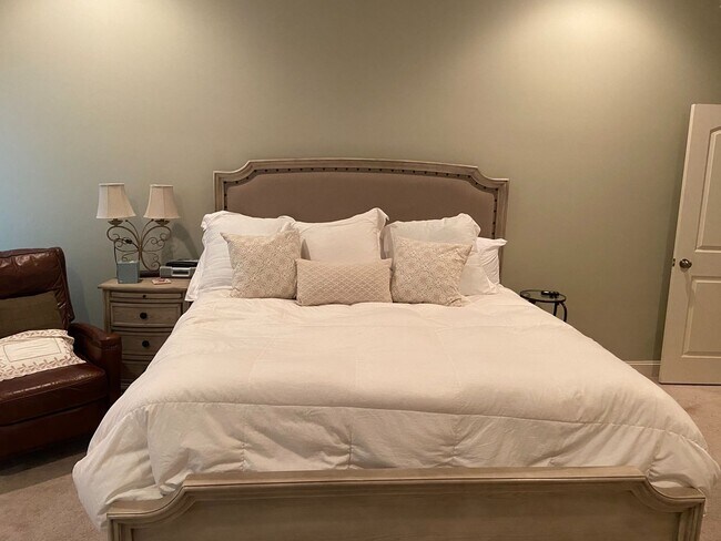 Building Photo - 4BR/4.5BA Furnished Townhome For Rent