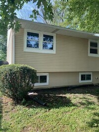 Building Photo - Charming 3-Bedroom Home with Spacious Yard...