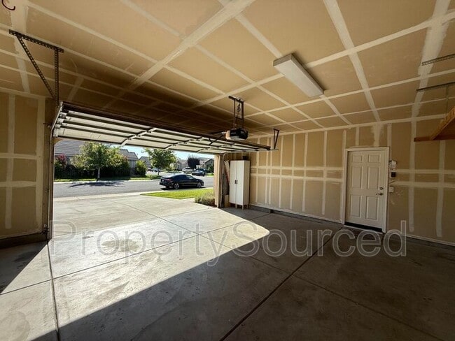 Building Photo - 2223 Ravenbrook Ln