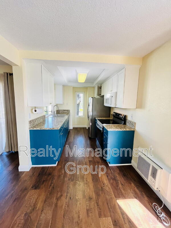 Building Photo - 7360 Park Ridge Blvd