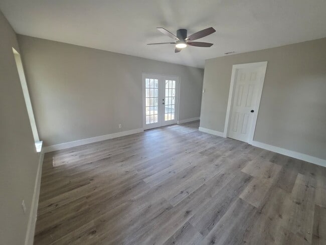 Building Photo - Charming 3-Bedroom Home on Spacious Lot Ne...