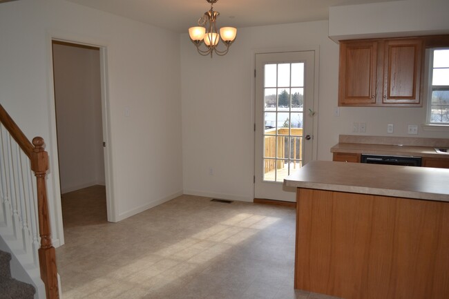 Building Photo - Maintenance Free 3 Bed 2.5Bath Townhome in...