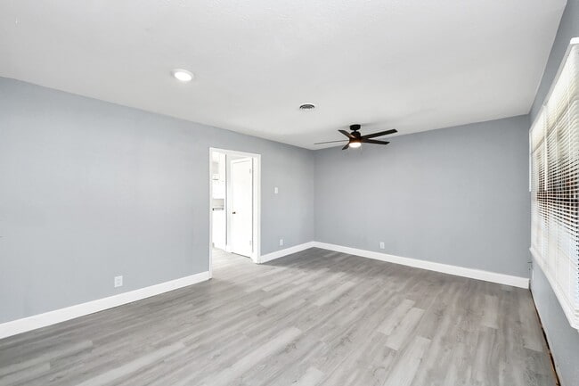 Building Photo - 5606 Elmlawn Dr