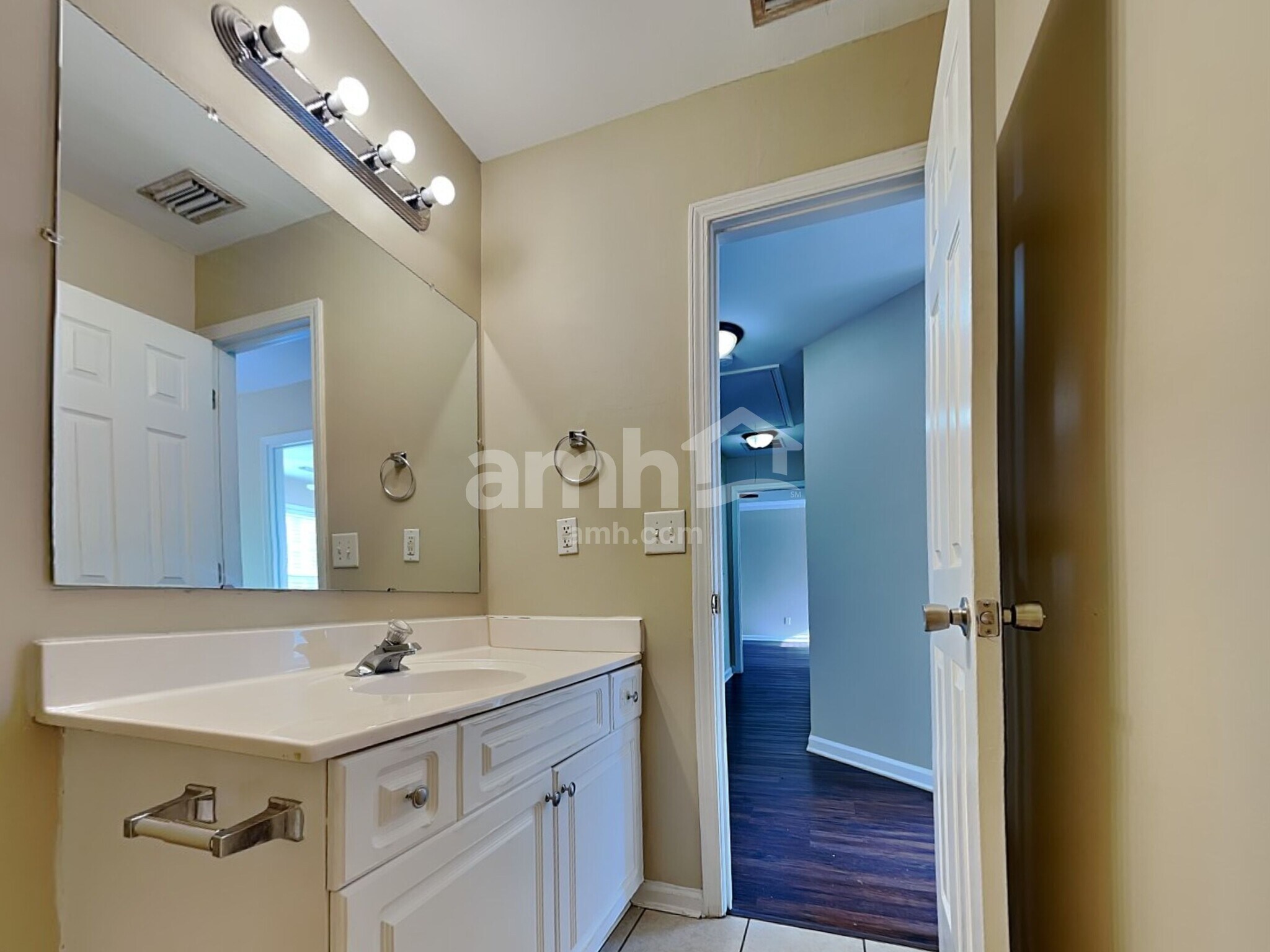 Building Photo - 3305 Maple Terrace Dr