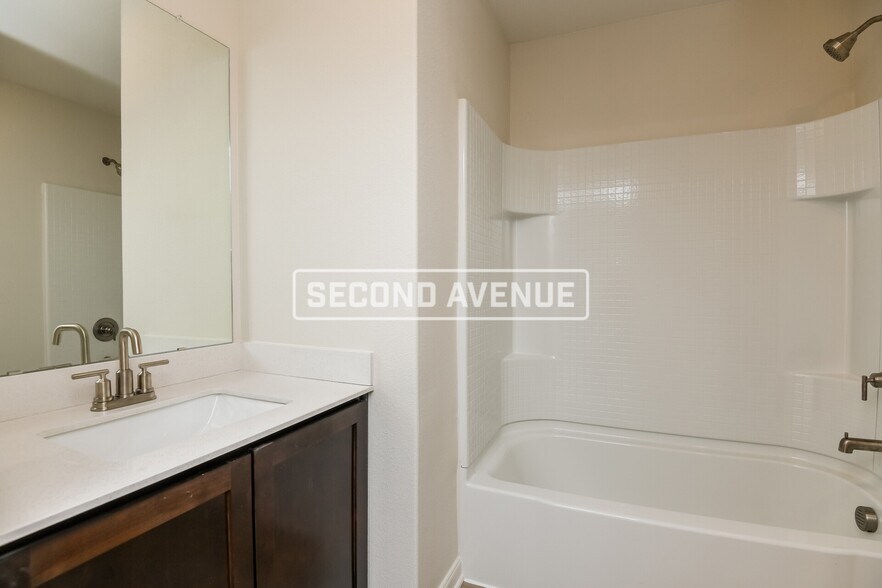 Building Photo - 1325 Woodwinds Dr