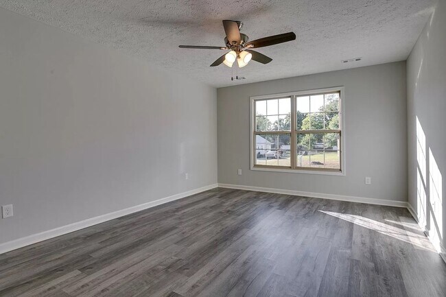 Building Photo - Spacious ranch style 2-bedroom, 2 bath duplex located in Manchester!