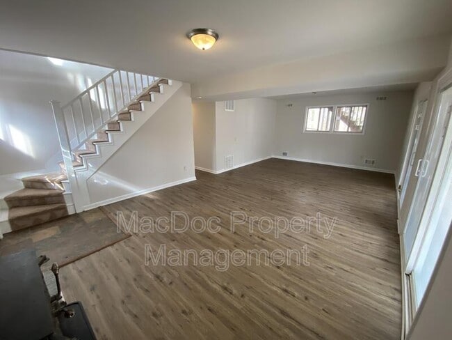 Building Photo - 3621 Lakeview Pkwy