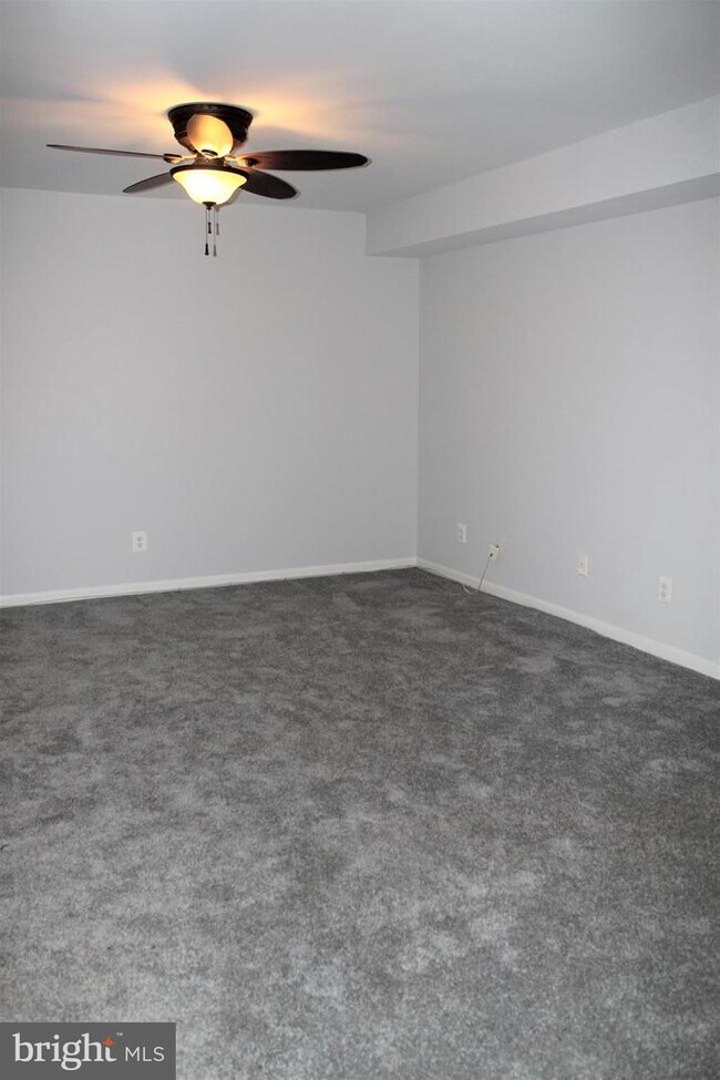 Building Photo - 27 Tudor Ct