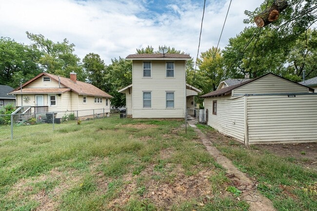 Building Photo - 2215 SW Hazelton Ct