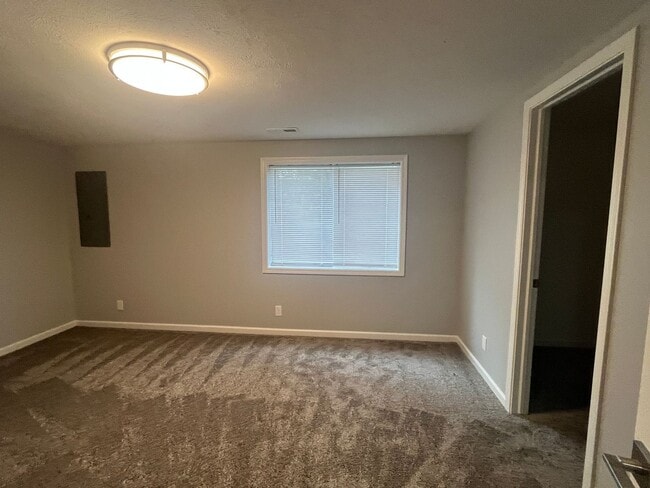 Building Photo - Four Bedroom For Rent!