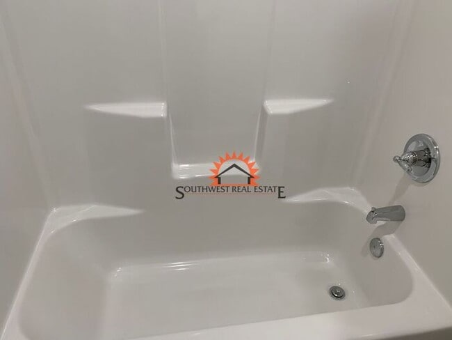 Building Photo - Modern 3 bedroom 2 bath apartment
