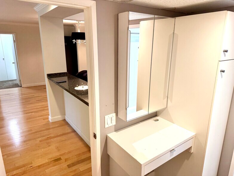 makeup station bath 2 - 950 N Kings Rd