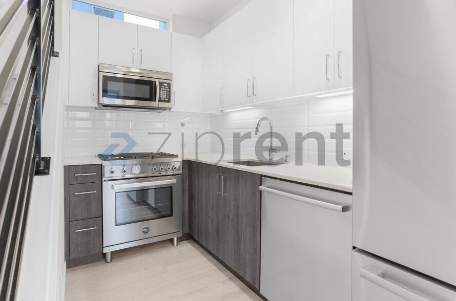 Building Photo - Unit C
