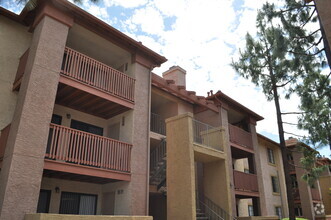 Building Photo - 2 Bedroom 1 Bath Condo in Il Palio Complex...