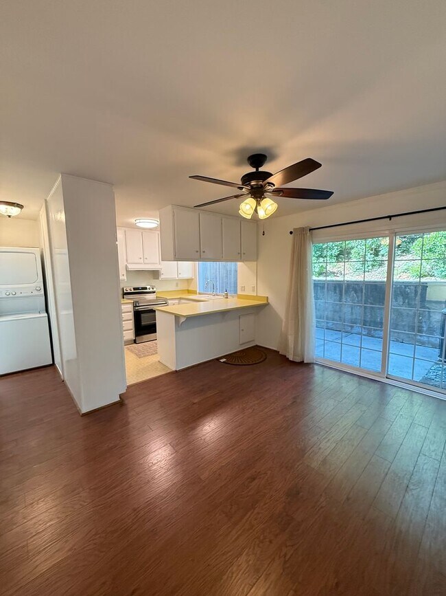 Building Photo - 2 bedroom 2.5 bath condo for rent