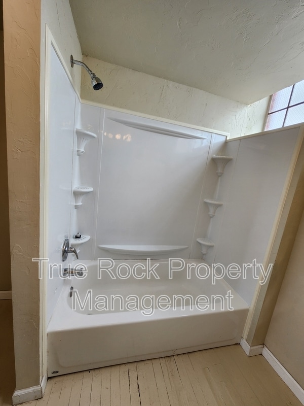 Building Photo - 208 E MAIN, Apt #3 (BILLS PAID- not including tv or wifi)