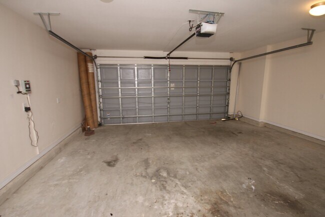 Building Photo - Spacious 4BR Home in Robin's Ridge with Soaring Ceilings, Guest Suite & Two-Car Garage