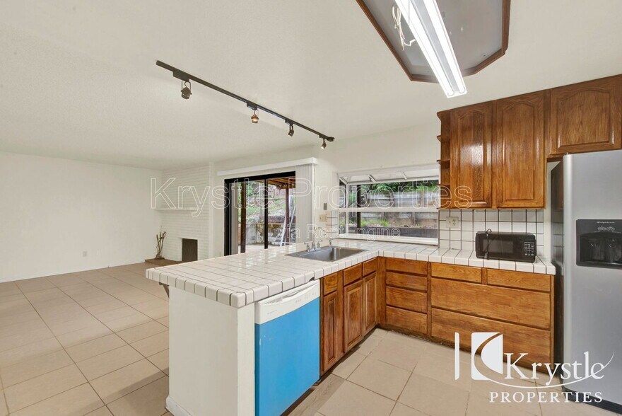 Building Photo - 1398 Hale St