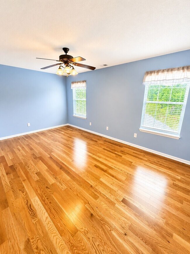 Building Photo - 1525 Clarendon Way