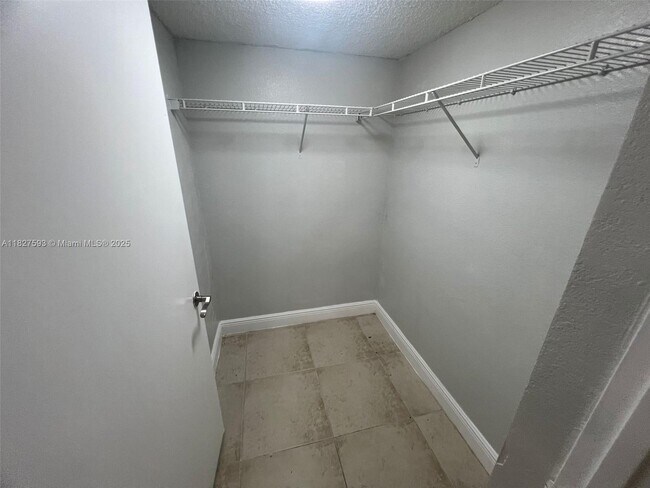 Building Photo - 1543 Lake Crystal Dr