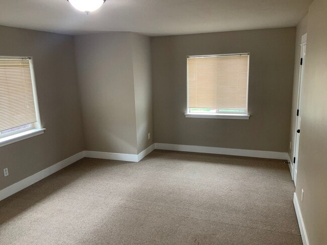 Building Photo - 5 Bedroom Duplex in University Area