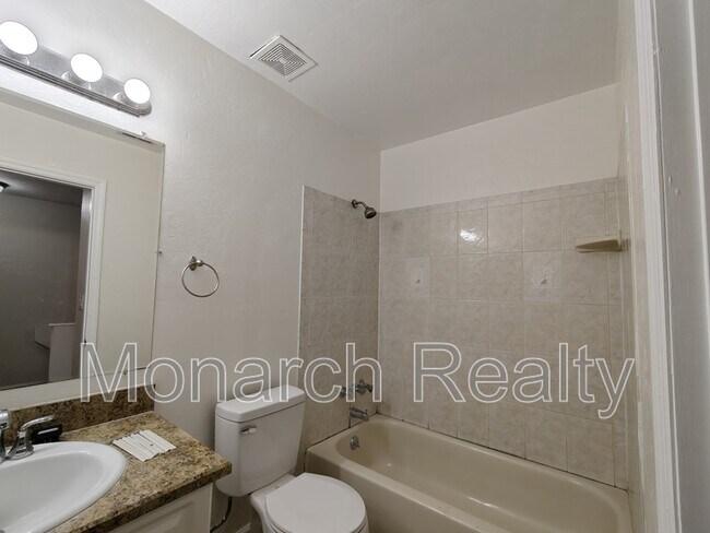 Building Photo - 620 SW 10th Ln