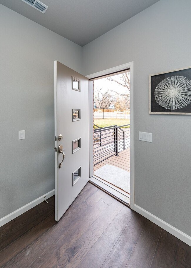 Building Photo - Luxury Executive Westside Townhouse with E...
