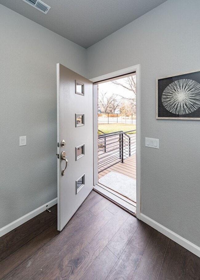 Building Photo - Urbanite Living at It's Finest Westside Lu...