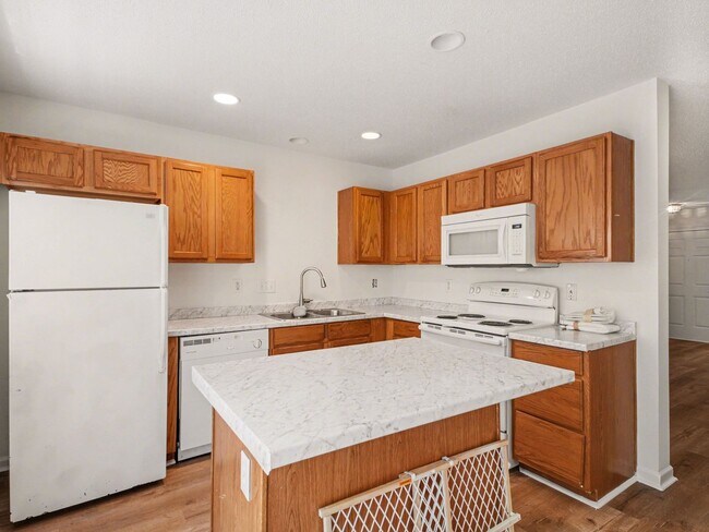 Building Photo - 2 Bed/2Bath Townhouse for RENT!