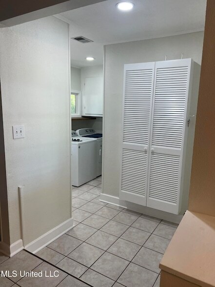 Building Photo - 285 Venetian Gardens