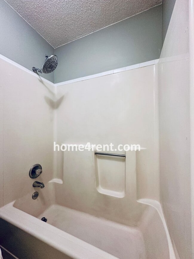 Building Photo - Spacious Liberty Home w/ an Updated Kitche...