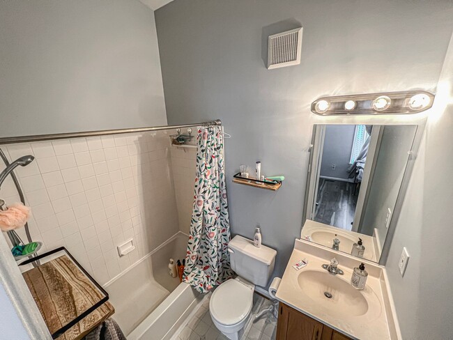 Building Photo - Gorgeous 2 Bed 2.5 Bath Townhouse With Pri...