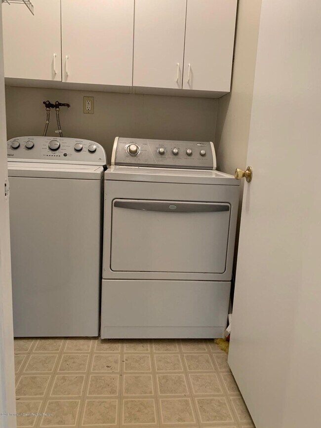 Building Photo - 122 Amberly Dr