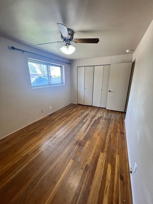 Building Photo - Charming, 2BD/1BA Duplex