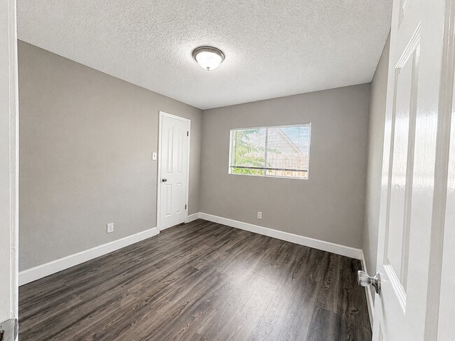 Building Photo - 10806 Parkland Woods Dr