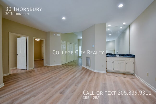 Building Photo - 30 Thornbury-