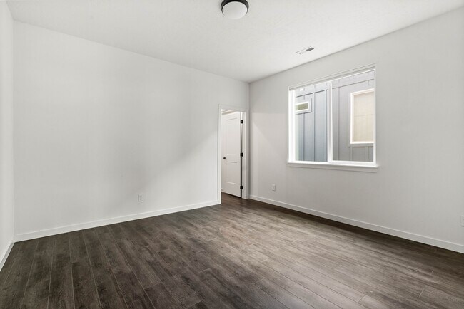 Building Photo - 604 S Crescent Ln