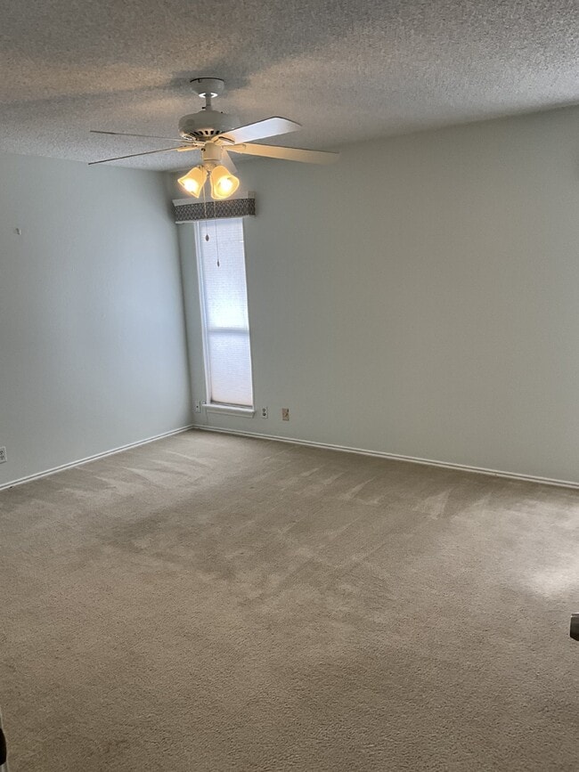 Building Photo - 129 Splitrock Ln